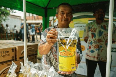 Penjual merapikan stok Minyakita di Pasar Kramat Jati, Jakarta Timur, Jumat (17/3/2023).