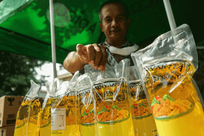 Penjual merapikan stok Minyakita di Pasar Kramat Jati, Jakarta Timur, Jumat (17/3/2023).