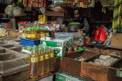 Penjual merapikan stok Minyakita di Pasar Kramat Jati, Jakarta Timur, Jumat (17/3/2023).