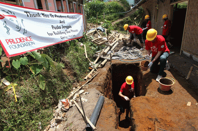 Pembangunan hunian sementara dan fasilitas MCK di area terdampak gempa di Kecamatan Cugenang, Cianjur, Jawa Barat, Jumat (17/3/2023).