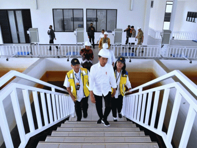 Presiden Joko Widodo meresmikan Sistem Penyediaan Air Minum (SPAM) Banjarbakula di Kota Banjarbaru, Kalimantan Selatan, Jumat (17/3/2023).