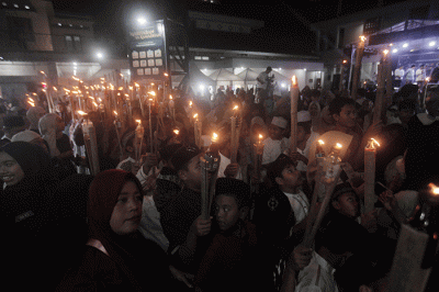 Ribuan warga mengikuti pawai obor di Jalan Raya Gandul, Depok, Jawa Barat, Sabtu (18/3/2023).