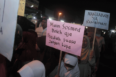 Ribuan warga mengikuti pawai obor di Jalan Raya Gandul, Depok, Jawa Barat, Sabtu (18/3/2023).