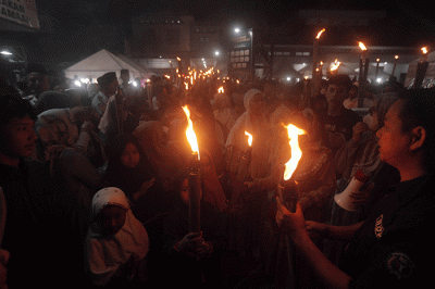 Ribuan warga mengikuti pawai obor di Jalan Raya Gandul, Depok, Jawa Barat, Sabtu (18/3/2023).