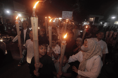 Ribuan warga mengikuti pawai obor di Jalan Raya Gandul, Depok, Jawa Barat, Sabtu (18/3/2023).