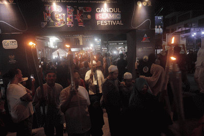 Ribuan warga mengikuti pawai obor di Jalan Raya Gandul, Depok, Jawa Barat, Sabtu (18/3/2023).