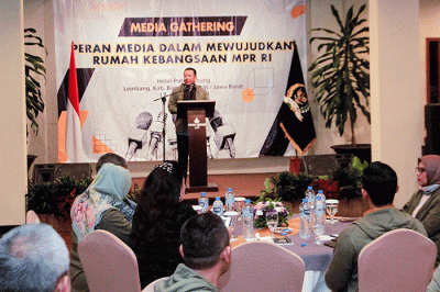 Ketua MPR RI Bambang Soesatyo saat memberikan sambutan mengenai peran media dalam mewujudkan rumah kebangsaan MPR RI di Jawa Barat, Jumat (18/3/2023).
