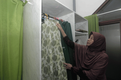 Sejumlah warga dan pengurus DKM membersihkan Masjid An Nur Komplek BPK V Gandul, Jawa Barat, Minggu (19/3/2023).