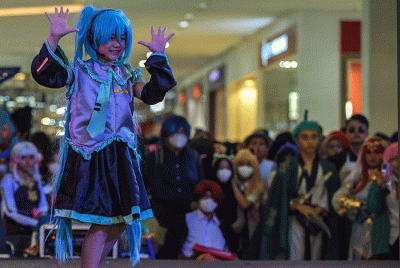 Puluhan cosplayer adu penampilan di atas panggung Cosplayer Competition di Atrium Pusat Perbelanjaan OPI Jakabaring, Banyuasin, Minggu (19/3/2023).