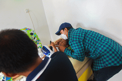 Petugas saat khitanan massal dalam peluncuran Kantor Cabang Dokter Hub di Nizamia Andalusia School, Jakarta, Minggu (19/3/2023).