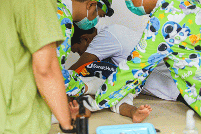 Petugas saat khitanan massal dalam peluncuran Kantor Cabang Dokter Hub di Nizamia Andalusia School, Jakarta, Minggu (19/3/2023).