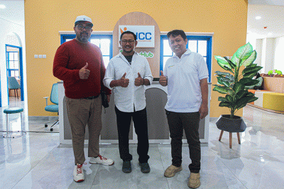 Petugas saat khitanan massal dalam peluncuran Kantor Cabang Dokter Hub di Nizamia Andalusia School, Jakarta, Minggu (19/3/2023).