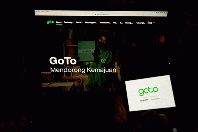 Mitra pengemudi Gojek sedang menunggu penumpang di Jakarta, Senin (20/3/2023).