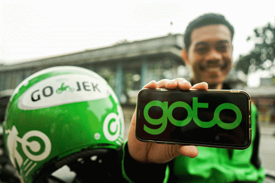 Mitra pengemudi Gojek sedang menunggu penumpang di Jakarta, Senin (20/3/2023).