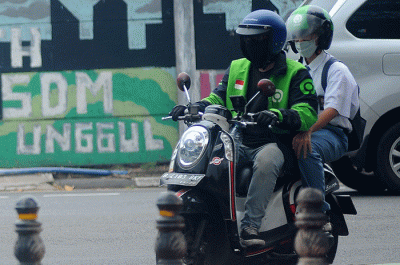 Mitra pengemudi Gojek sedang menunggu penumpang di Jakarta, Senin (20/3/2023).