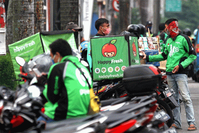 Mitra pengemudi Gojek sedang menunggu penumpang di Jakarta, Senin (20/3/2023).