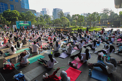 Sejumlah peserta saat mengikuti olahraga Pound Fit dalam kegiatan Healthy & Charity X Pound with MNC Squad di MNC Center, Kebon Sirih, Jakarta.