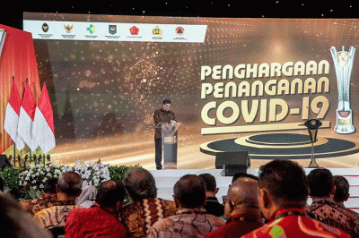 Menko Airlangga Hartarto memberikan paparannya saat acara Penghargaan Penanganan Covid-19 yang digelar di Gedung Dhanapala, Jakarta, Senin (20/3/2023).