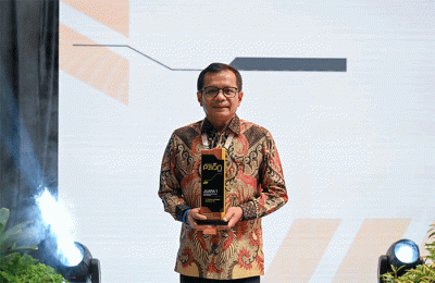 Direktur Utama SIG Donny Arsal (kanan) bersama Presiden Joko Widodo (tengah) dan para penerima Penghargaan P3DN Tahun 2023 di Istora Gelora Bung Karno, Jakarta.