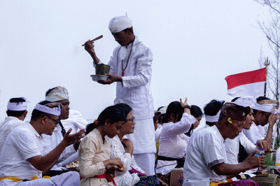 Ribuan umat Hindu mengikuti prosesi upacara Melasti di kawasan Pantai Marina, Kota Semarang, Jawa Tengah, Minggu (19/3/2023).