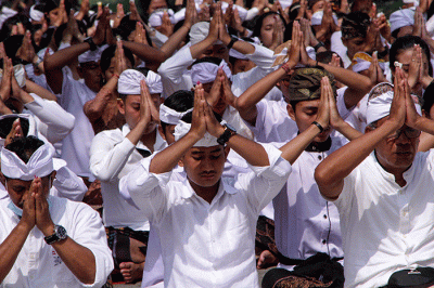 Ribuan umat Hindu mengikuti prosesi upacara Melasti di kawasan Pantai Marina, Kota Semarang, Jawa Tengah, Minggu (19/3/2023).