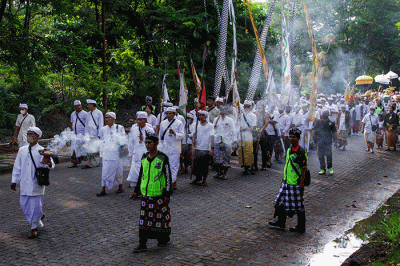Ribuan umat Hindu mengikuti prosesi upacara Melasti di kawasan Pantai Marina, Kota Semarang, Jawa Tengah, Minggu (19/3/2023).