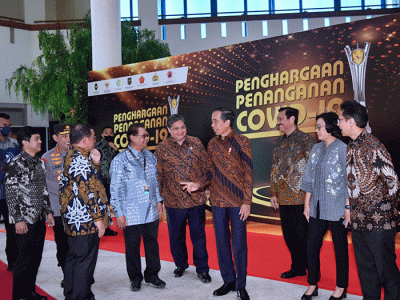 Presiden Joko Widodo memberikan paparannya saat acara Penyerahan Penghargaan Penanganan Covid-19, di Gedung Dhanapala, Kementerian Keuangan, Jakarta.