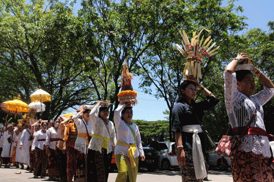 Sejumlah umat Hindu mengikuti prosesi upacara Melasti di Pantai Akkarena, Makassar, Sulawesi Selatan, Minggu (19/3/2023).
