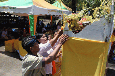 Sejumlah umat Hindu mengikuti prosesi upacara Melasti di Pantai Akkarena, Makassar, Sulawesi Selatan, Minggu (19/3/2023).
