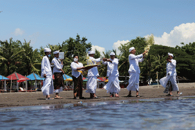 Sejumlah umat Hindu mengikuti prosesi upacara Melasti di Pantai Akkarena, Makassar, Sulawesi Selatan, Minggu (19/3/2023).