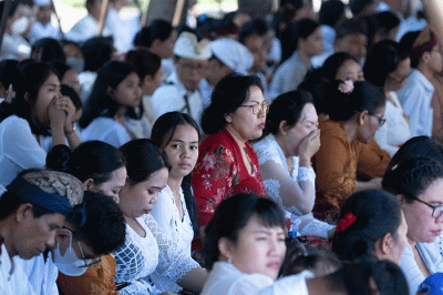 Sejumlah umat Hindu mengikuti prosesi upacara Melasti di Pantai Akkarena, Makassar, Sulawesi Selatan, Minggu (19/3/2023).