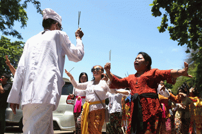 Sejumlah umat Hindu mengikuti prosesi upacara Melasti di Pantai Akkarena, Makassar, Sulawesi Selatan, Minggu (19/3/2023).