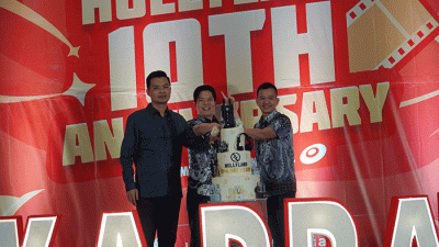 CEO Hollyland Lima Wen dan CEO Denka Pratama Indonesia Tjong Tjen Tjhing menunjukkan produk Hollyland Lark M1, Mars 4K, Mars M1 dan juga Solidcom C1.