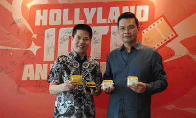 CEO Hollyland Lima Wen dan CEO Denka Pratama Indonesia Tjong Tjen Tjhing menunjukkan produk Hollyland Lark M1, Mars 4K, Mars M1 dan juga Solidcom C1.