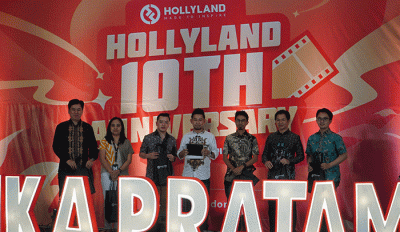 CEO Hollyland Lima Wen dan CEO Denka Pratama Indonesia Tjong Tjen Tjhing menunjukkan produk Hollyland Lark M1, Mars 4K, Mars M1 dan juga Solidcom C1.