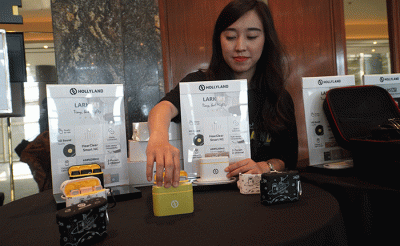 CEO Hollyland Lima Wen dan CEO Denka Pratama Indonesia Tjong Tjen Tjhing menunjukkan produk Hollyland Lark M1, Mars 4K, Mars M1 dan juga Solidcom C1.