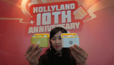 CEO Hollyland Lima Wen dan CEO Denka Pratama Indonesia Tjong Tjen Tjhing menunjukkan produk Hollyland Lark M1, Mars 4K, Mars M1 dan juga Solidcom C1.