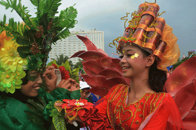Ribuan siswa se-Kota Semarang mengikuti Karnaval Dugderan 2023 di Lapangan Simpang Lima Semarang, Jawa Tengah, Senin (20/3/2023).