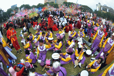 Ribuan siswa se-Kota Semarang mengikuti Karnaval Dugderan 2023 di Lapangan Simpang Lima Semarang, Jawa Tengah, Senin (20/3/2023).