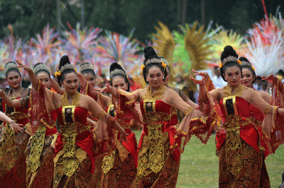 Ribuan siswa se-Kota Semarang mengikuti Karnaval Dugderan 2023 di Lapangan Simpang Lima Semarang, Jawa Tengah, Senin (20/3/2023).