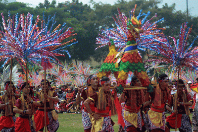 Ribuan siswa se-Kota Semarang mengikuti Karnaval Dugderan 2023 di Lapangan Simpang Lima Semarang, Jawa Tengah, Senin (20/3/2023).