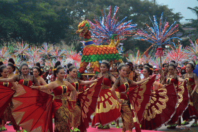 Ribuan siswa se-Kota Semarang mengikuti Karnaval Dugderan 2023 di Lapangan Simpang Lima Semarang, Jawa Tengah, Senin (20/3/2023).