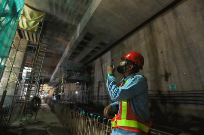Pekerja beraktivitas di Proyek MRT Jakarta Fase 2A CP201 di kawasan Monas, Jakarta Pusat, Selasa (21/3/2023).