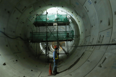 Pekerja beraktivitas di Proyek MRT Jakarta Fase 2A CP201 di kawasan Monas, Jakarta Pusat, Selasa (21/3/2023).