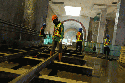 Pekerja beraktivitas di Proyek MRT Jakarta Fase 2A CP201 di kawasan Monas, Jakarta Pusat, Selasa (21/3/2023).