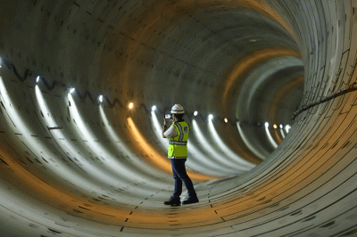 Pekerja beraktivitas di Proyek MRT Jakarta Fase 2A CP201 di kawasan Monas, Jakarta Pusat, Selasa (21/3/2023).