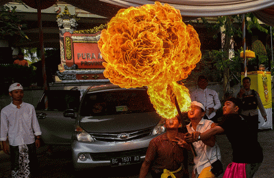 Umat Hindu membakar Ogoh ogoh usai melakukan ritual Tawur Kesanga sebelum melakukan perayaan Nyepi di Pura Agung Sriwijaya, Palembang, Selasa (21/3/2023).