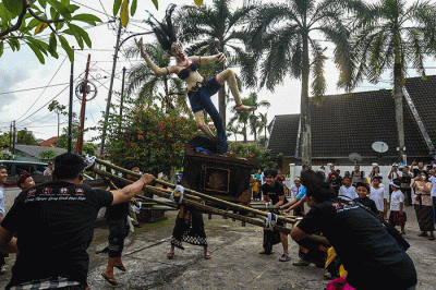 Umat Hindu membakar Ogoh ogoh usai melakukan ritual Tawur Kesanga sebelum melakukan perayaan Nyepi di Pura Agung Sriwijaya, Palembang, Selasa (21/3/2023).