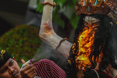 Umat Hindu membakar Ogoh ogoh usai melakukan ritual Tawur Kesanga sebelum melakukan perayaan Nyepi di Pura Agung Sriwijaya, Palembang, Selasa (21/3/2023).