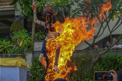 Umat Hindu membakar Ogoh ogoh usai melakukan ritual Tawur Kesanga sebelum melakukan perayaan Nyepi di Pura Agung Sriwijaya, Palembang, Selasa (21/3/2023).